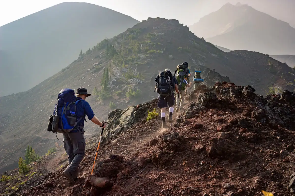 Wandergruppe mit Rucksäcken auf einem Bergrücken