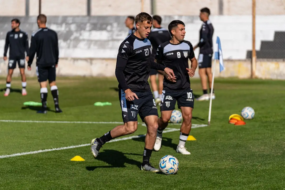 Jugendmannschaft beim Fußballtraining auf dem Vereinsplatz