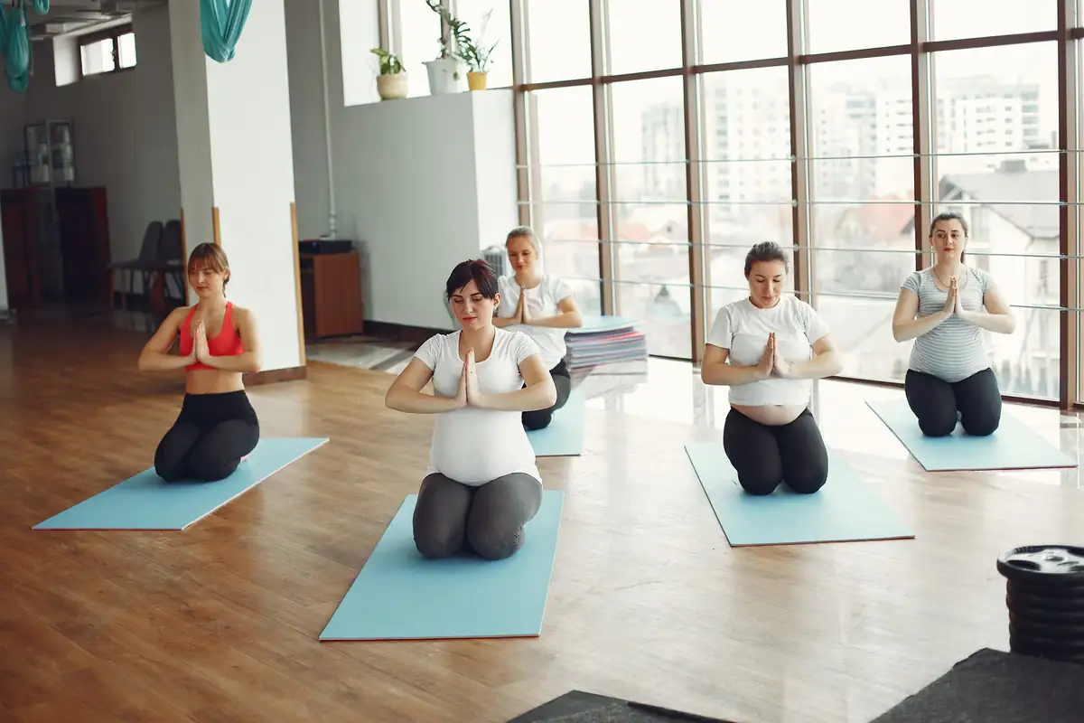 Schwangere Frauen beim Yoga in einem Geburtsvorbereitungskurs