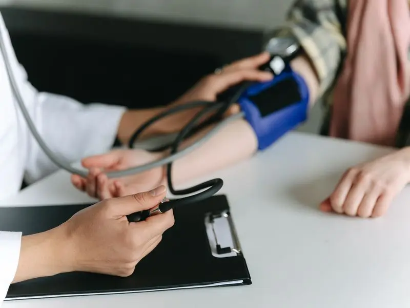 Blutdruckmessung vor einem Gesundheitskurs